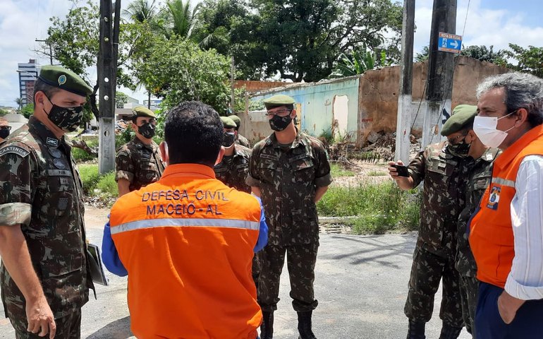 Defesa Civil de Maceió recebe medalha do 59º Batalhão de Infantaria Motorizada