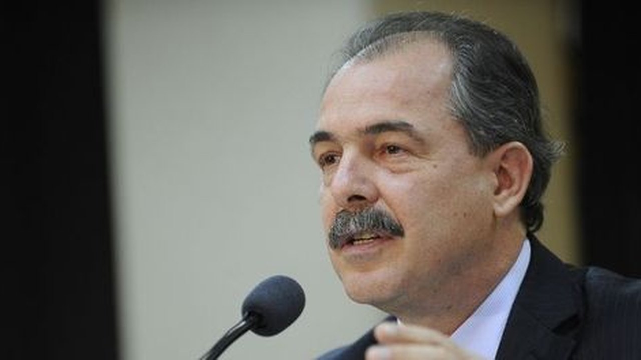 Mais de dez ministros já colocaram cargos à disposição de Dilma, diz Mercadante