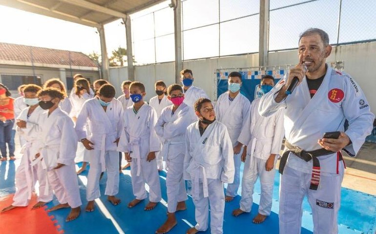 Estudantes participam de aula experimental do programa Esporte para Além das Fronteiras