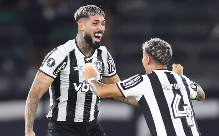 Sob olhares de Ancelotti, Botafogo vence o Universidad e avança ao mata-mata da Libertadores