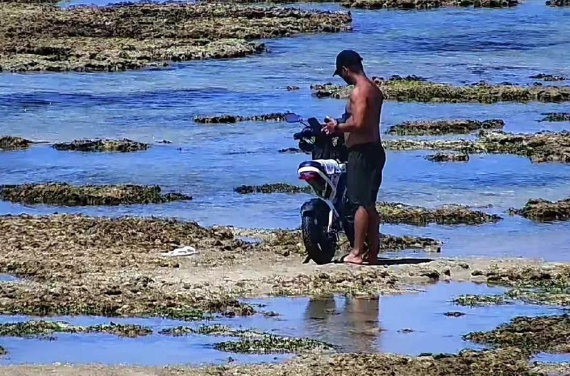 Homem é detido após trafegar com moto elétrica sobre corais na Ponta Verde