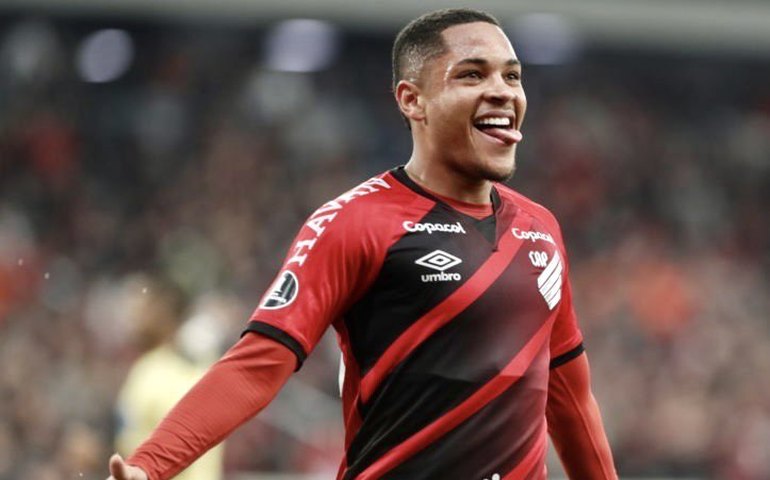 Vitor Roque atua 19 minutos em estreia no Barcelona com virada sobre Las Palmas nos acréscimos