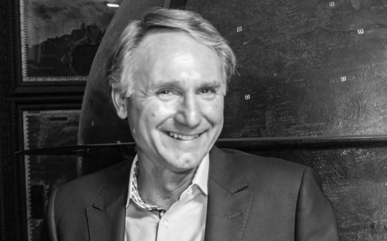 Dan Brown anuncia novo livro com Robert Langdon após oito anos do último