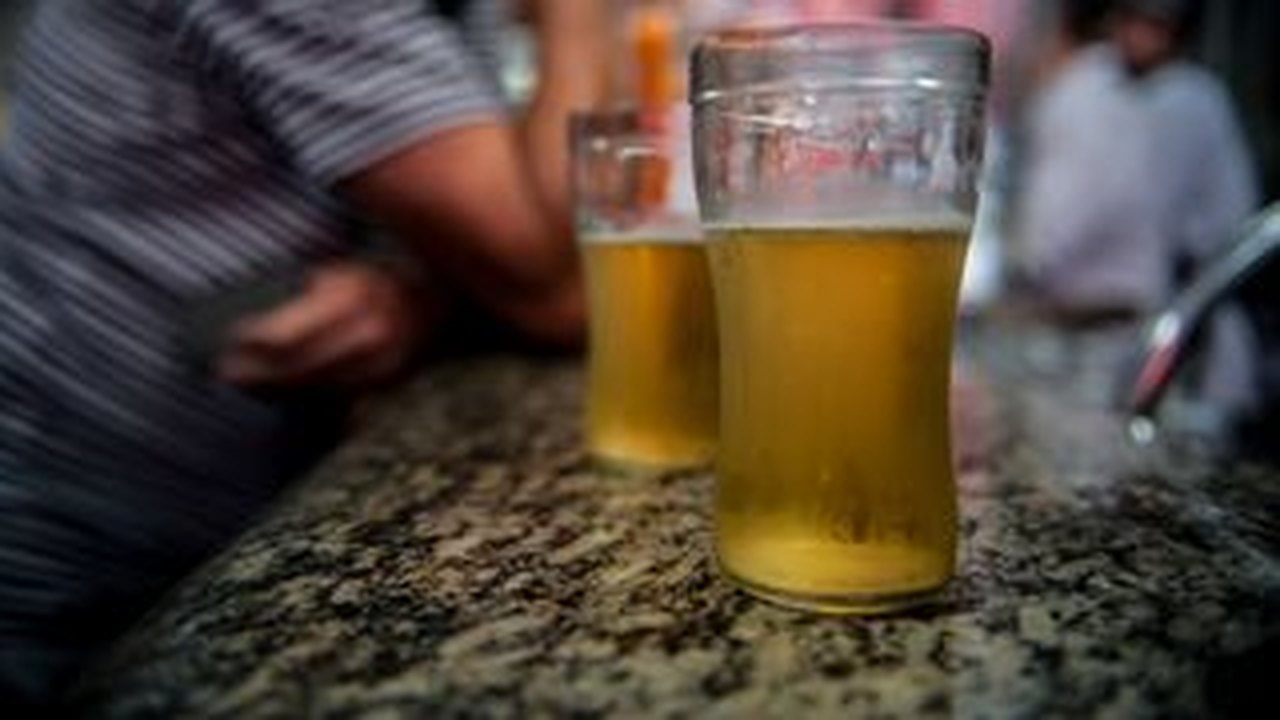 Entra em vigor lei que pune com prisão a venda de bebida a menores