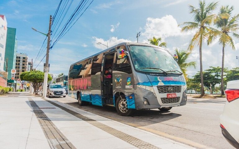 SMTT facilita renovação de transporte turístico de Maceió