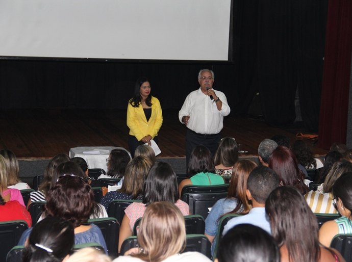 Teófilo e secretária de Educação se reúnem com gestores escolares
