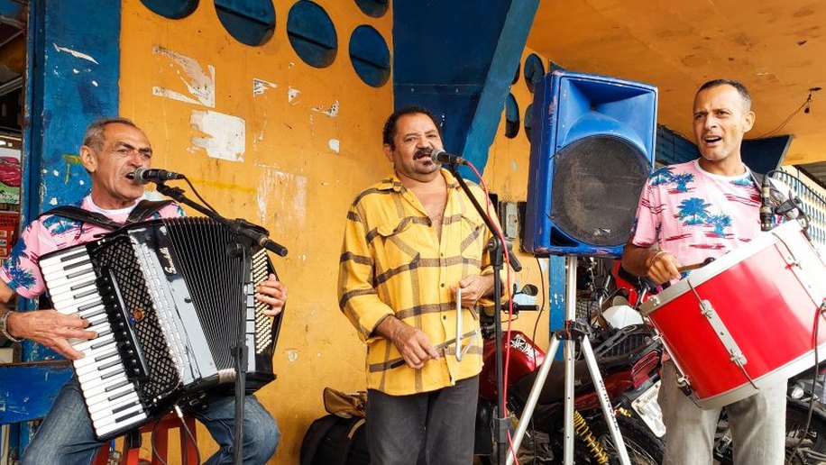 Sanfoneiro comemora volta de shows com trio e banda no São João de Maceió