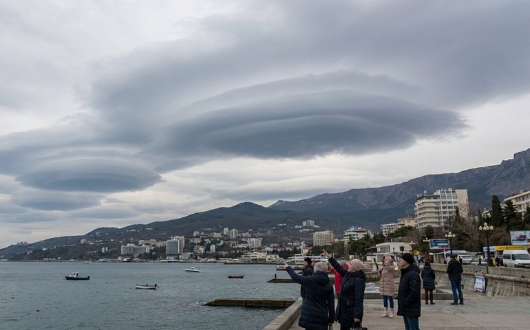 Mistério no horizonte: cidade russa de Yalta observa as raras nuvens lenticulares