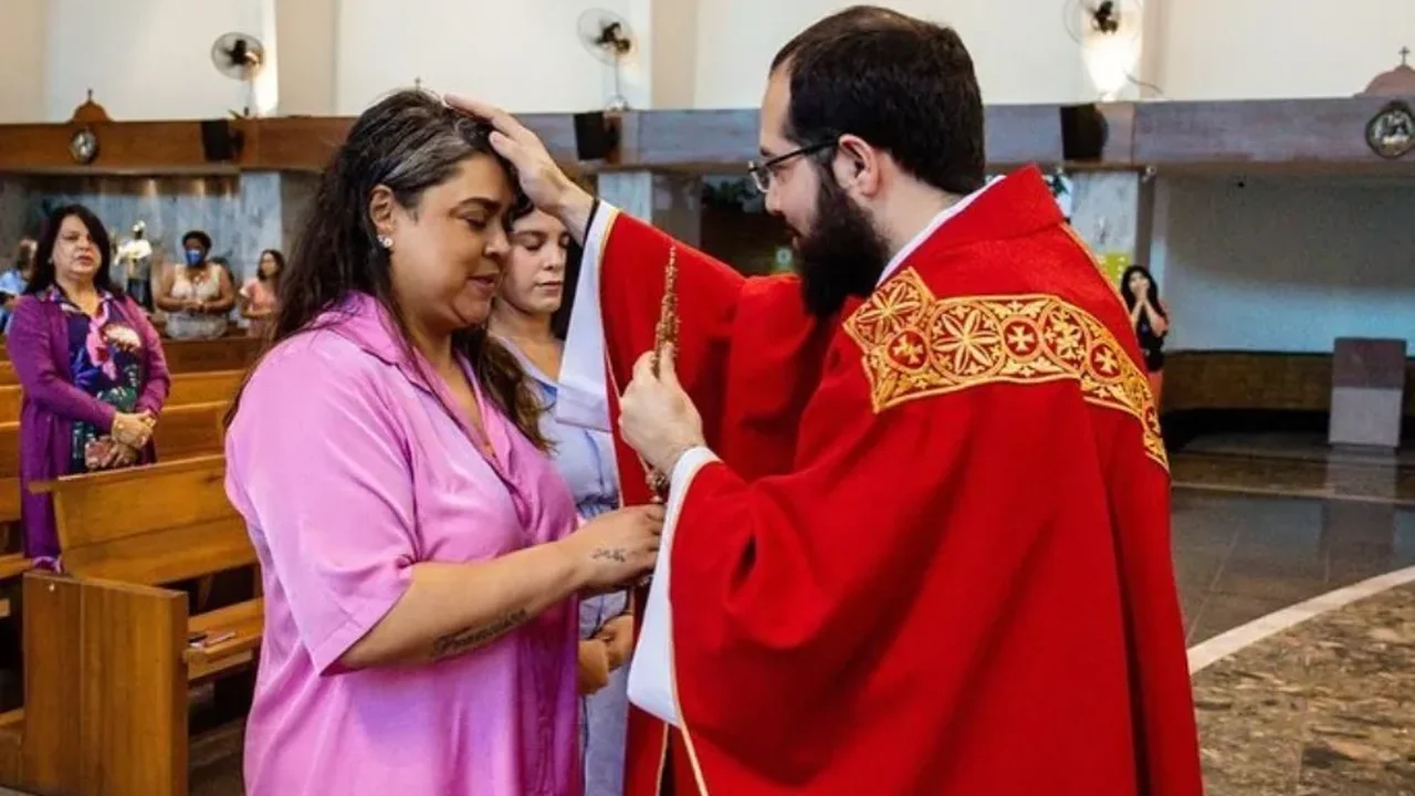 'A cura já é minha': Preta Gil visita igreja em meio a tratamento e polêmicas de traição do ex
