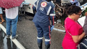 Batida entre caminhão e ônibus escolar deixa vítimas feridas em Maruim