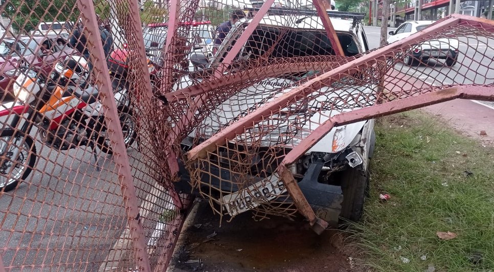 Em uma das ocorrências, um condutor com sinais de embriaguez colidiu contra a grade de uma ciclovia. / Foto: Foto: CPTran/Divulgação