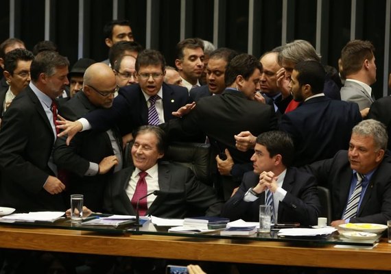Confusão: tumulto suspende sessão do Congresso sobre vetos presidenciais