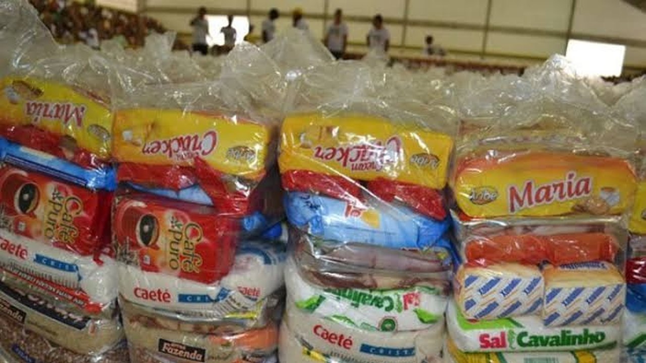 Prefeita humilha moradores em Santana que percorre 20km a pé para receber uma cesta de alimentos