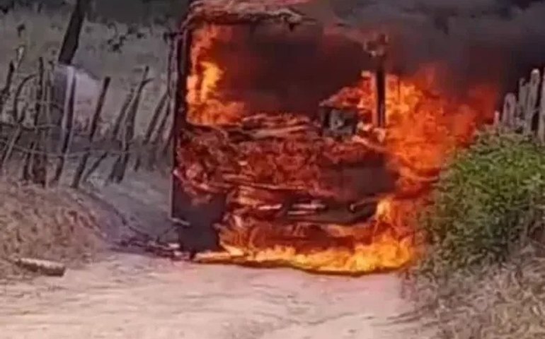 Incêndio destrói ônibus escolar na zona rural de São José da Tapera