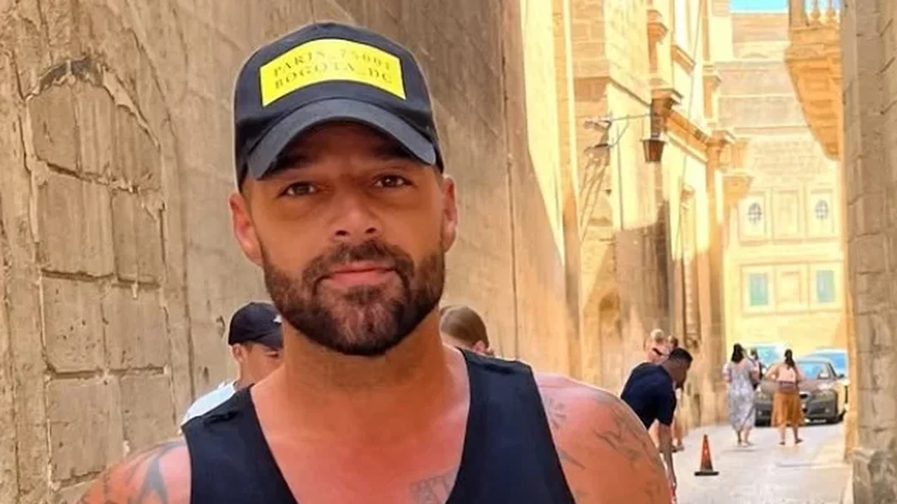 Conheça o livro de Clarice Lispector que Ricky Martin está lendo durante turnê