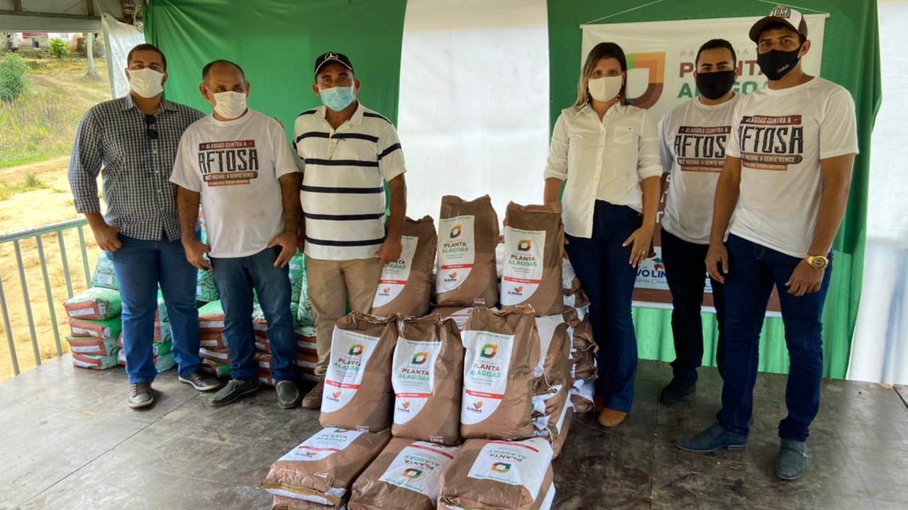 Prefeita Marcela Gomes entrega 3,5 toneladas de sementes a agricultores de Novo Lino