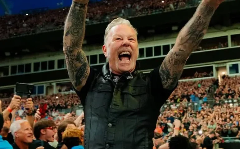 Vocalista do Metallica surpreende namorada com pedido de casamento durante mergulho com tubarões