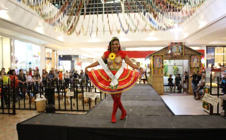 Carolaine Pereira, do Arraiá Balança Mas Não Cai, é eleita Rainha do Milho 2019