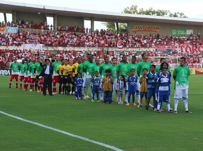 Jogadores e torcedores abraçam a campanha Paz nos Estádios em Alagoas