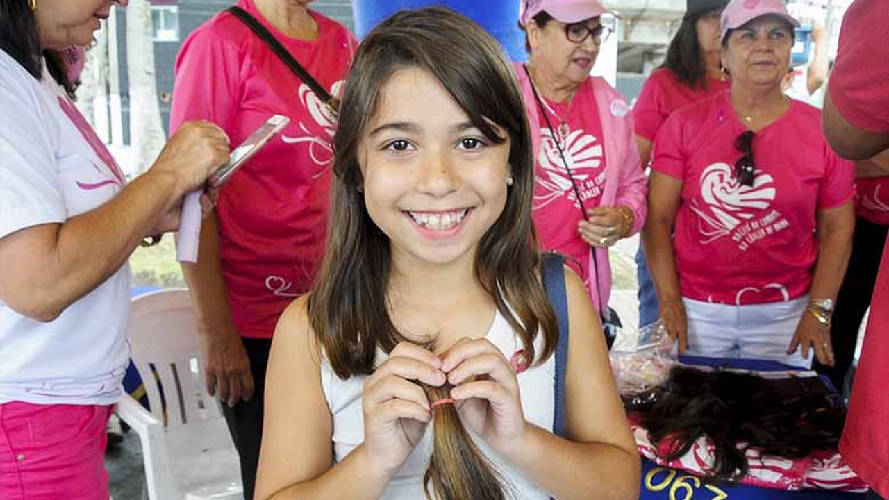 Maceió Rosa promove ação de solidariedade e conscientização na orla