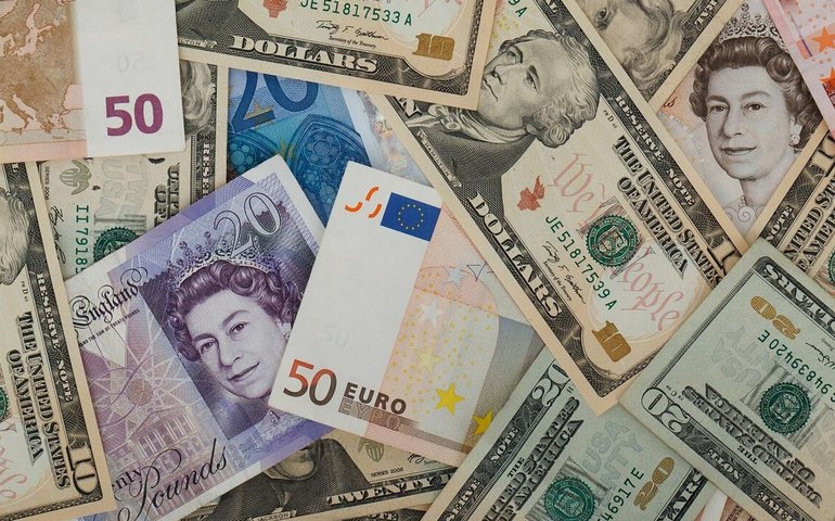 Guerra de tarifas de Trump reduzirá expansão do dólar americano no mundo, opina especialista