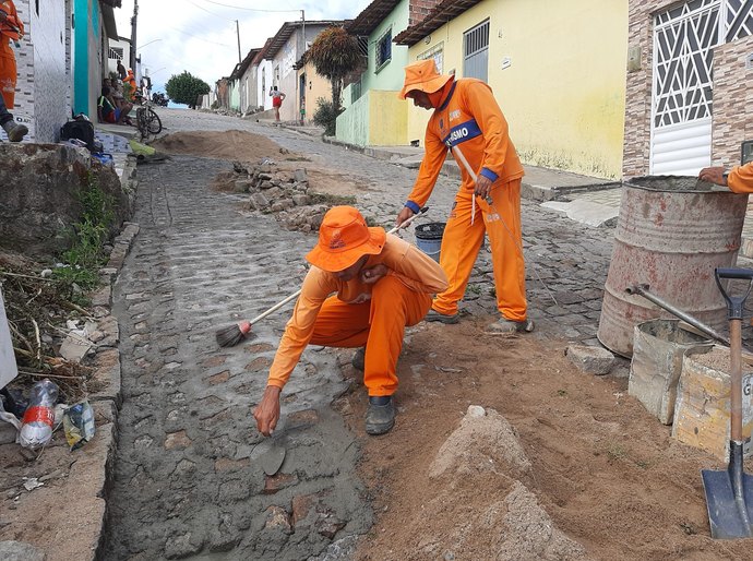 Prefeitura de Palmeira inicia pavimentação da Rua São Miguel e amplia recuperação de vias após chuvas