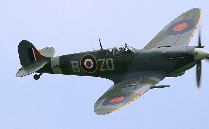 Avião de caça da Segunda Guerra cai na Inglaterra e mata piloto