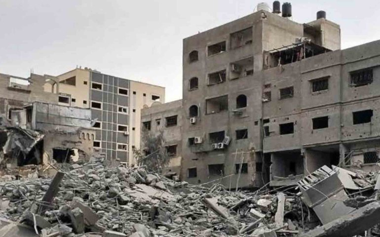 Poeta feminista palestina morre aos 32 anos durante bombardeio em Gaza