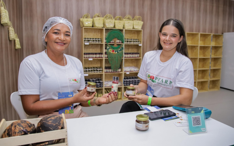 'Liberdade e Soberania': mulheres extrativistas de Alagoas trazem a força da pimenta rosa para o Salão do Turismo