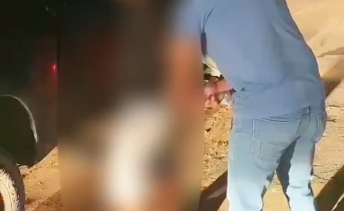Momento em que o acusado por cárcere privado de jovens é preso por agente policial