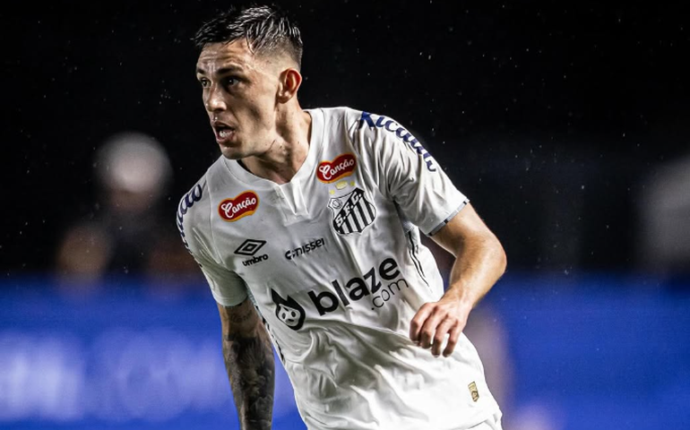 Escobar sofre lesão na coxa esquerda e desfalca o Santos nas próximas rodadas do Paulistão