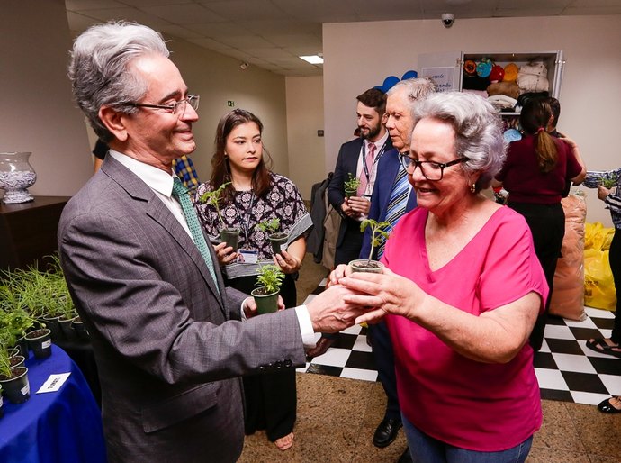 Presidente do TJAL doa cerca de 600 mudas em homenagem a Alexandre Caiado