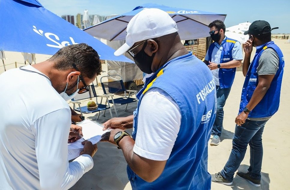 Agentes da Emsurb fiscalizam barracas na Cinelândia / Foto: Foto: Prefeitura Municipal de Aracaju