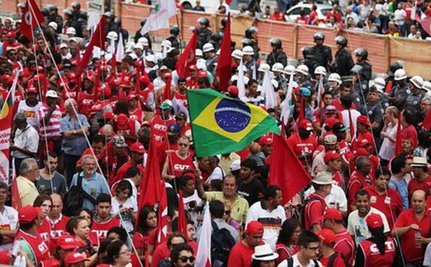 Movimentos sociais fazem manifestação em apoio à Petrobras e reforma política