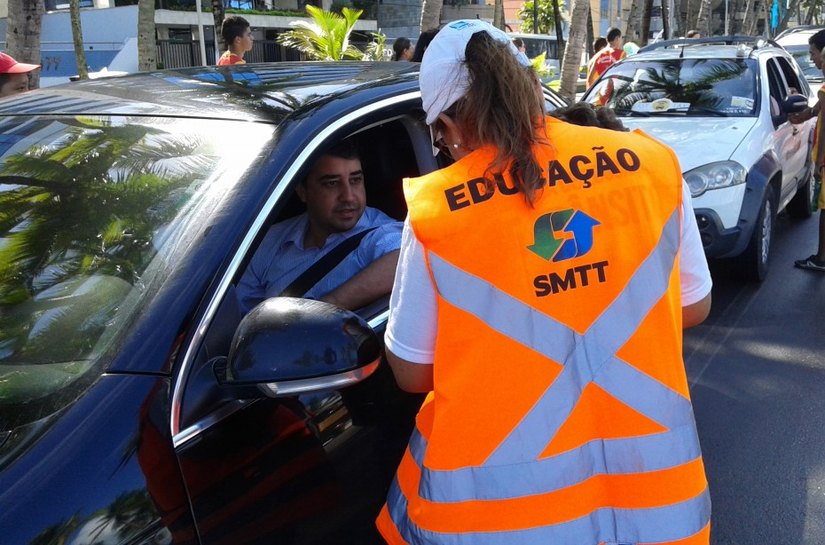 SMTT realiza ação em escolas para orientar pais sobre uso da cadeirinha