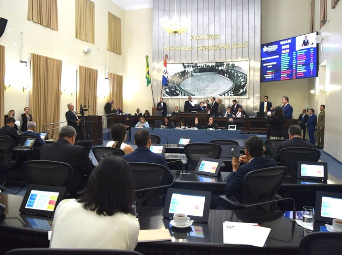 Plenário da ALE discute duas Propostas de Emenda à Constituição