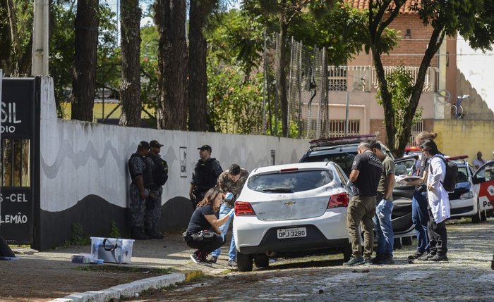 Eles são suspeitos de fornecerem armas aos criminosos