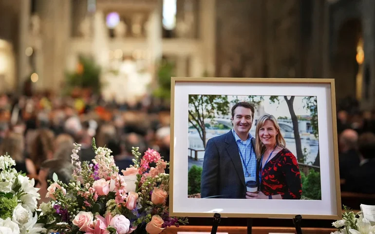 Homem se declara culpado pelo assassinato de uma importante democrata de Minnesota e seu marido, enquanto se passava por policial.