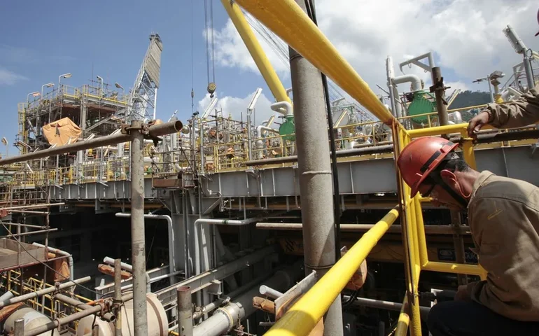 Petróleo recua mais de 7% com avanço em negociações entre EUA e Irã