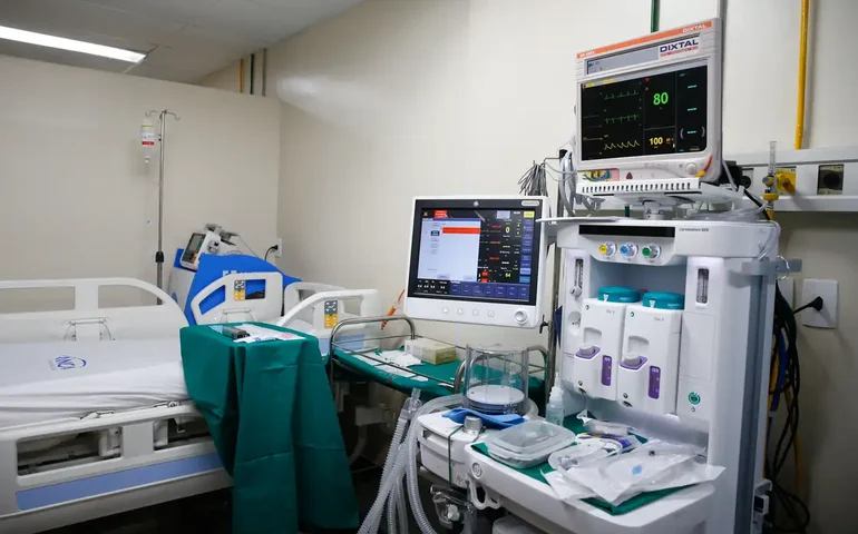 Jovem da Nova Zelândia descobre câncer após ter ressacas intensas: 'pensei que poderia ser alérgica ao álcool'