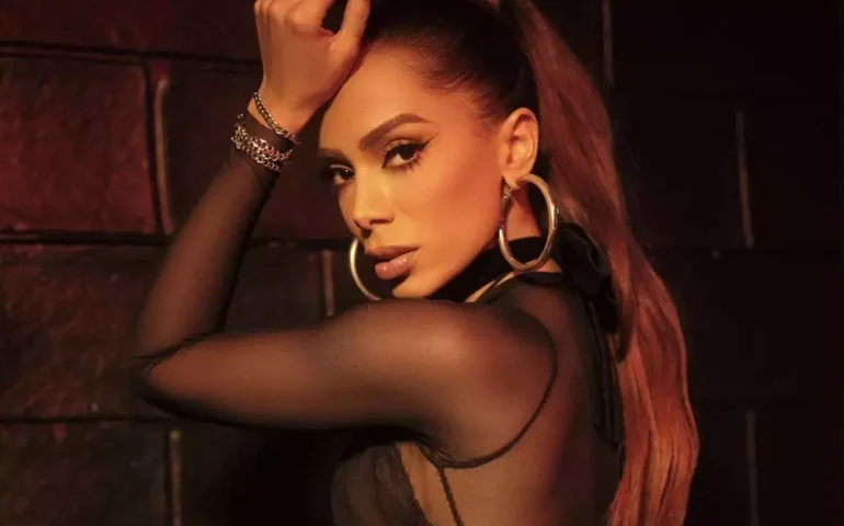 Anitta abre mão de casa em Los Angeles, 'raramente vai à de Miami' e reflete sobre escolhas: 'Manter o sucesso no exterior me custaria muito'