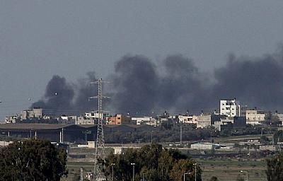 Uma coluna de fumaça é vista sobre a Faixa de Gaza após ataques de Israel