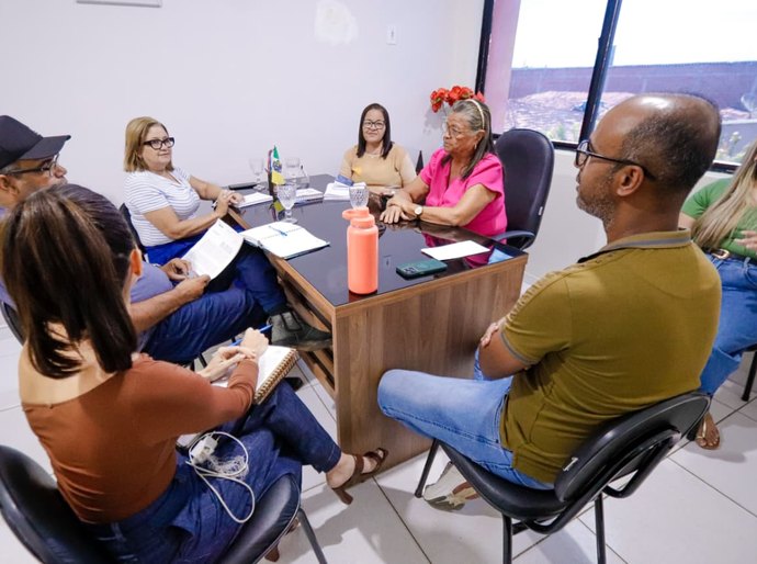 Prefeita de Palmeira e secretária de Educação reúnem equipe para alinhar manutenção preventiva das escolas e retorno às aulas