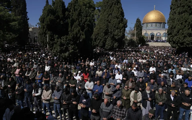 As primeiras orações de sexta-feira do Ramadã foram realizadas na mesquita de Al-Aqsa, em Jerusalém, desde o cessar-fogo