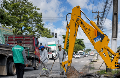 Prefeitura remove lombadas formadas por derramamento de massa asfáltica na Avenida Menino Marcelo