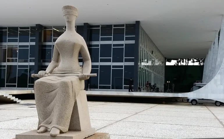 STF pauta 'uberização', Ferrogrão e direito de idosos em plano de saúde para outubro
