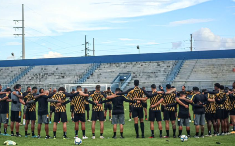 Amazonas vence Brusque com gols de Sassá e Jô e respira na Série B do Brasileiro