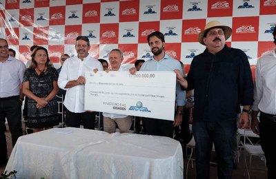 Biu de Lira recebe ministro das cidades para assinatura da ordem de serviço de 1209 casas 