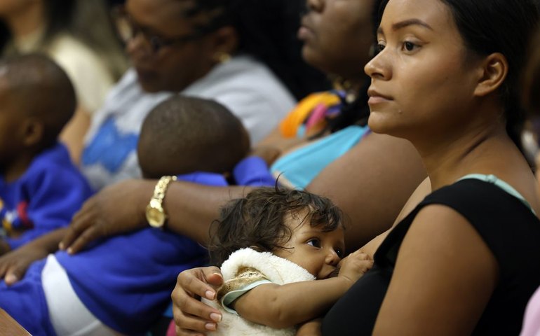 Mães vacinadas contra covid protegem bebês com aleitamento exclusivo