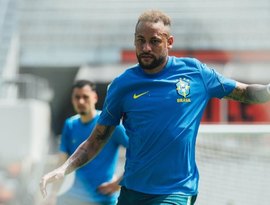 Neymar tem lesão na coxa apontada após exames e desfalca Santos na sequência da temporada